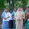 सरपंच पूजा साहू और जल वाहिनी एक ग्रामीण भारतीय गांव में एक साथ खड़ी हैं।