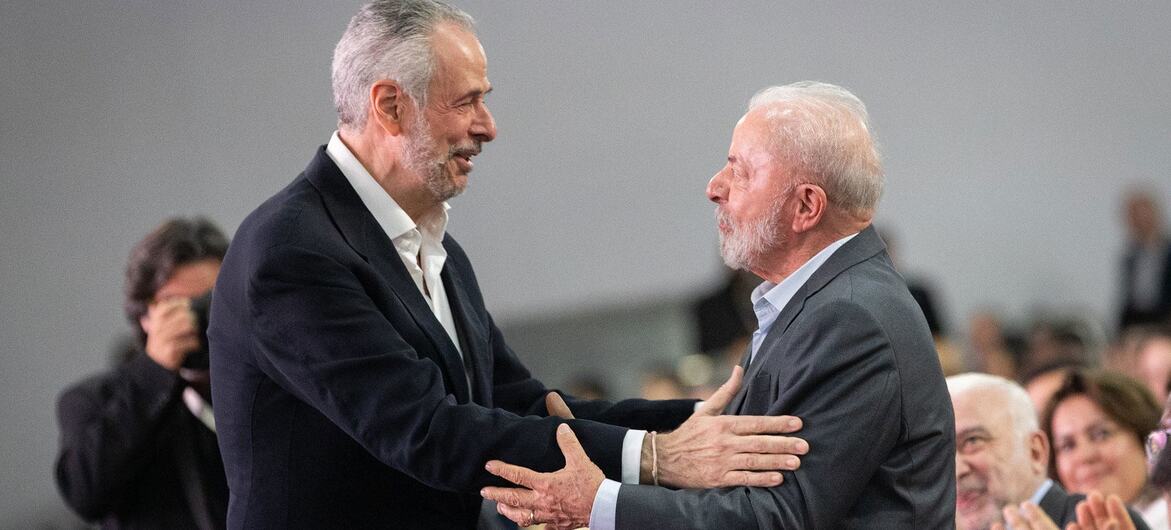 O secretário-geral da UNFCCC, André Correa, cumprimenta o presidente brasileiro, Luiz Inácio Lula da Silva, em uma conferência climática da ONU .