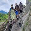 WHO टीम दूरस्थ और दुर्गम गाँवों तक टीके पहुँचाती हुई.