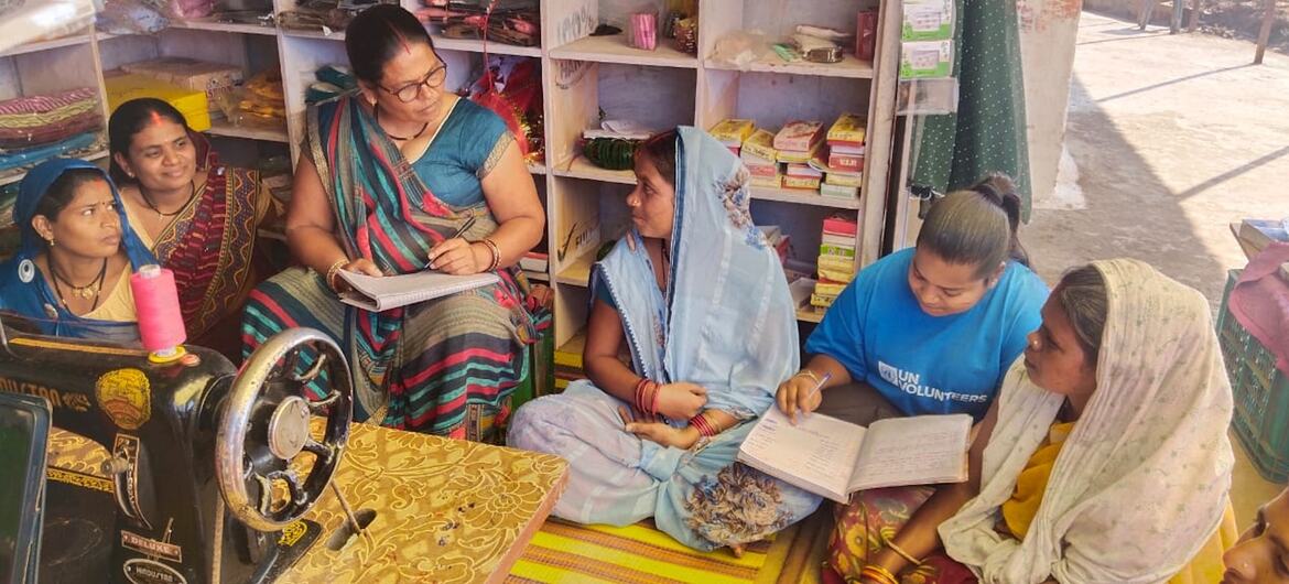 भारत में यूएन स्वयंसेवक, समुदाय सेवा के ज़रिए बदलाव ला रहे हैं, और ऐसी सीख हासिल कर रहे हैं जो कोई किताब नहीं सिखा सकती.