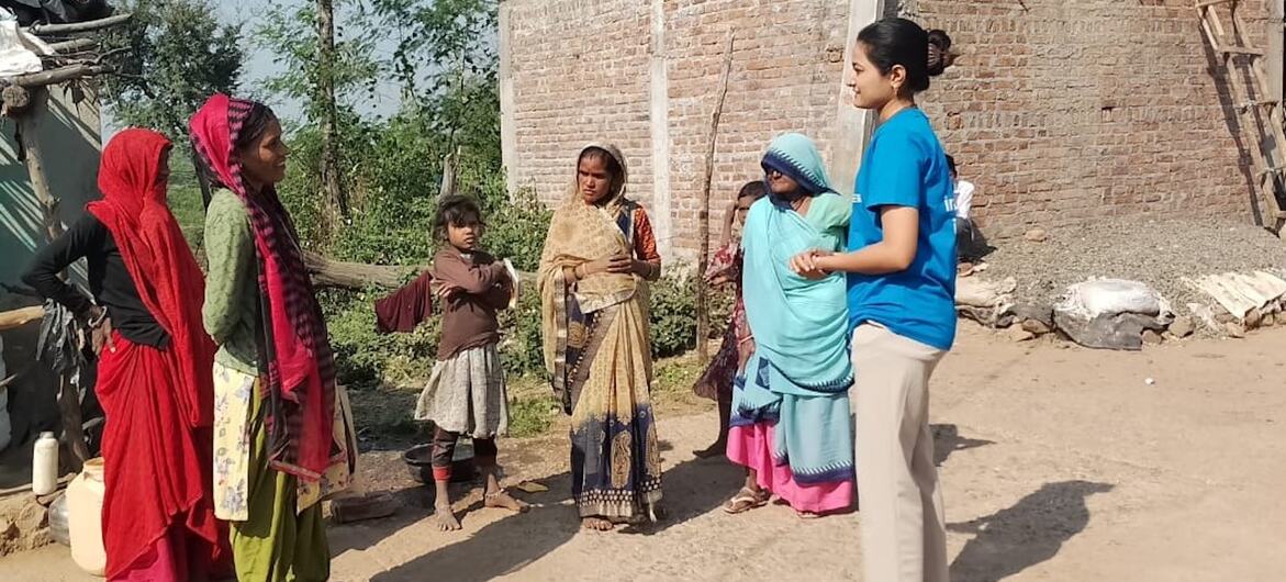 यूएन स्वयंसेवकों की सेवा उन्हें सीधे घरों, गाँवों, स्कूलों और स्थानीय कार्यालयों तक ले गई.