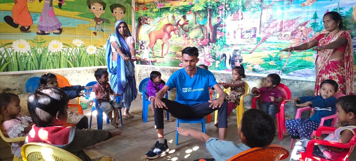 यूएन स्वयंसेवकों की सेवा उन्हें सीधे घरों, गाँवों, स्कूलों और स्थानीय कार्यालयों तक ले गई.