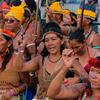 Mujeres indígenas con vestimenta tradicional y tocados de plumas participan en una manifestación en la COP30 en Belém.