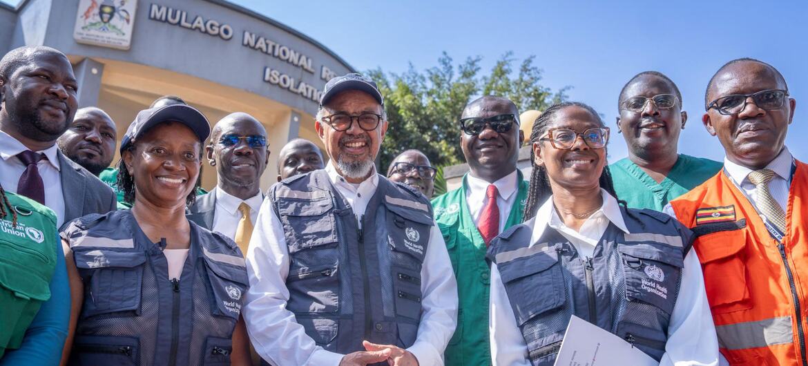 Le directeur général de l'OMS, le Dr Tedros Adhanom Ghebreyesus, pose pour une photo avec des agents de santé et des responsables à l'hôpital national de référence de Mulago en Ouganda.