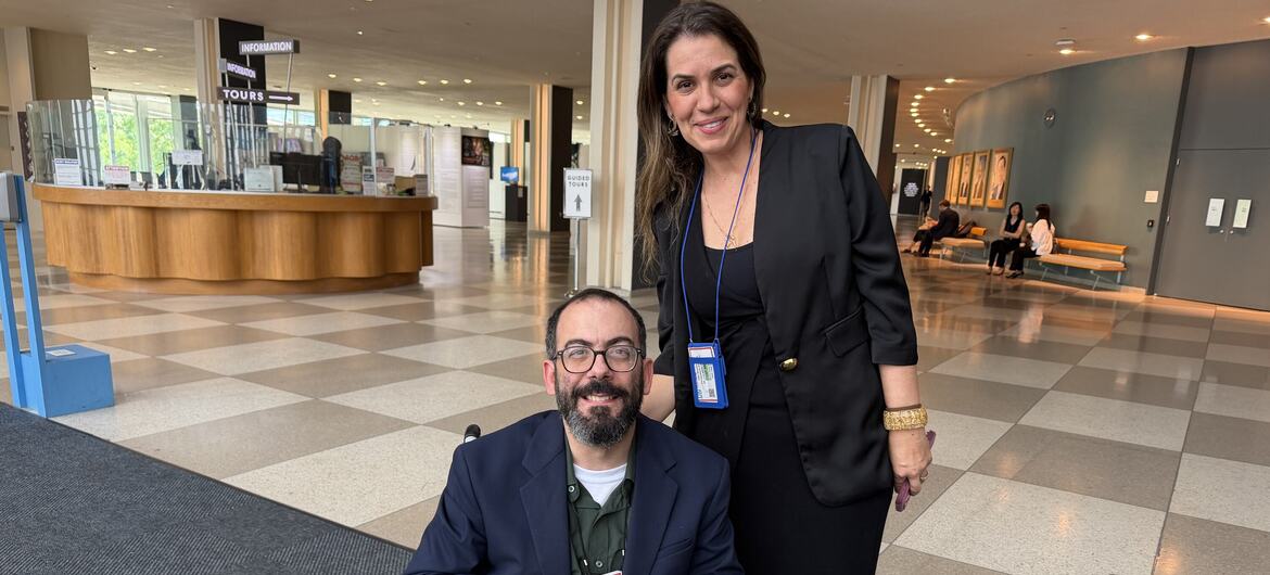 Rafael Bonfim e Maria Junqueira Airoldi Cosp posam juntos no saguão de um prédio.