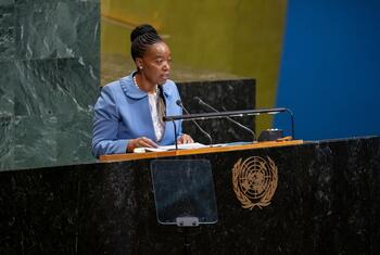 مونيكا جوما تلقي خطاباً من على منصة الجمعية العامة United Nations في نيويورك.