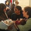 أنانديتا فيليبوز، ممثلة UNFPA في لبنان، تتحدث مع النساء والأمهات اللواتي يحملن أطفالهن حديثي الولادة في أحد الملاجئ.