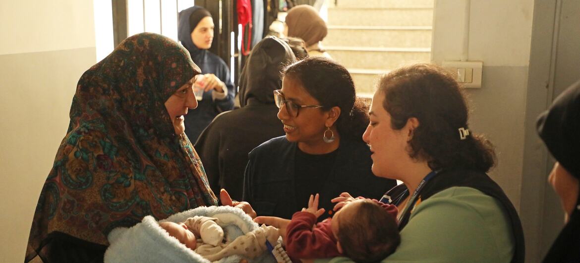 أنانديتا فيليبوز، ممثلة UNFPA في لبنان، تتحدث مع النساء والأمهات اللواتي يحملن أطفالهن حديثي الولادة في أحد الملاجئ.
