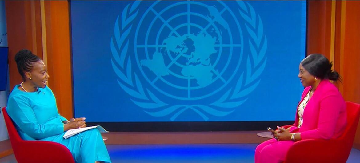 Monic Juma anahojiwa katika studio yenye nembo ya UNODC nyuma.