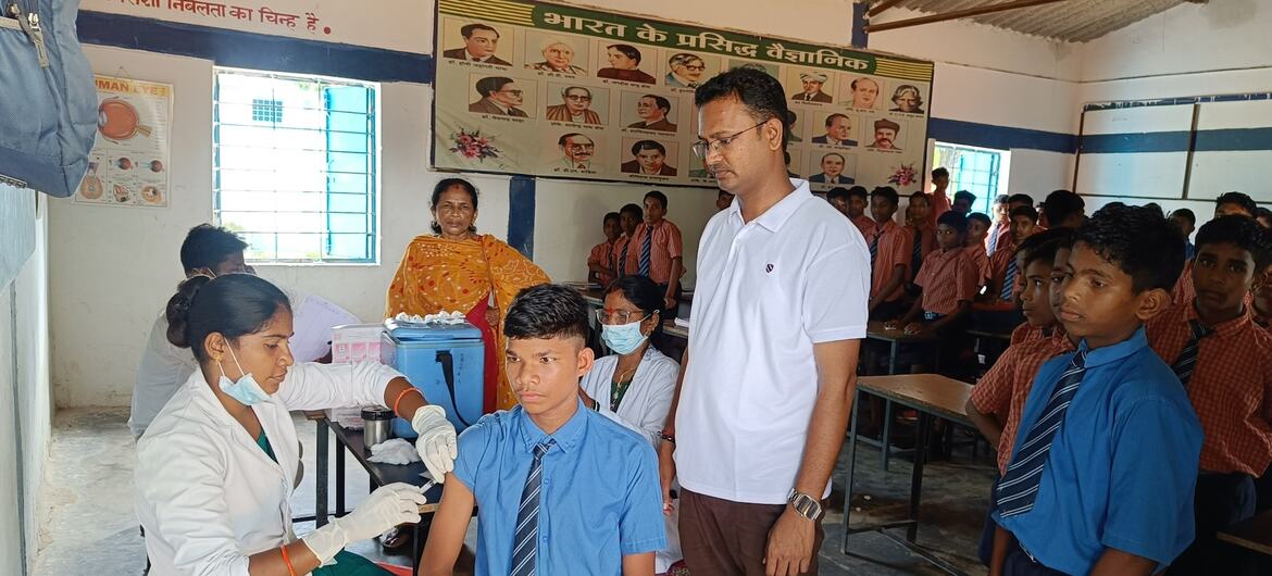 बीजापुर के चेरपाल स्थित बालक आवासीय विद्यालय में विद्यार्थियों को ख़सरा-रूबेला के टीके लगाए जा रहे हैं.