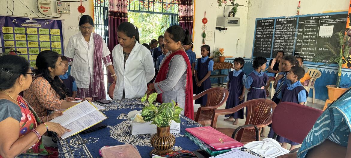 बस्तर के बड़ेकिलेपाल स्थित मावलीभाटा आवासीय कन्या विद्यालय में WHO की क्षेत्रीय टीमों ने प्रकोप-रोधी टीकाकरण अभियान की निगरानी में सहयोग दिया.