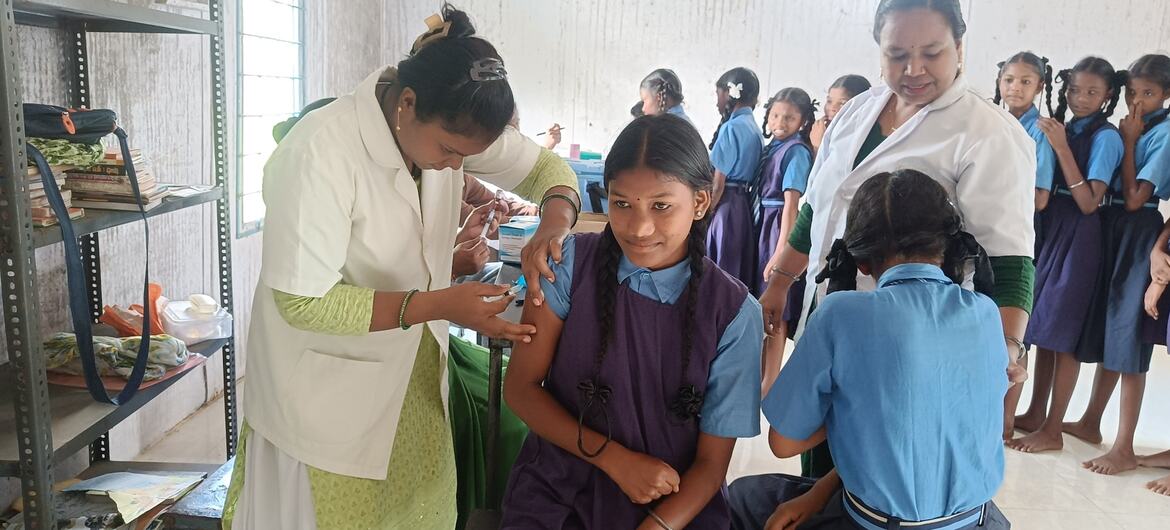 भारत के छत्तीसगढ़ राज्य के एक आवासीय कन्या विद्यालय में छात्राओं को ख़सरा-रूबेला के टीके लगाए जा रहे हैं.
