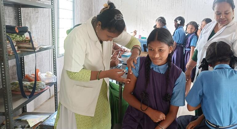 भारत के छत्तीसगढ़ राज्य के एक आवासीय कन्या विद्यालय में छात्राओं को ख़सरा-रूबेला के टीके लगाए जा रहे हैं.