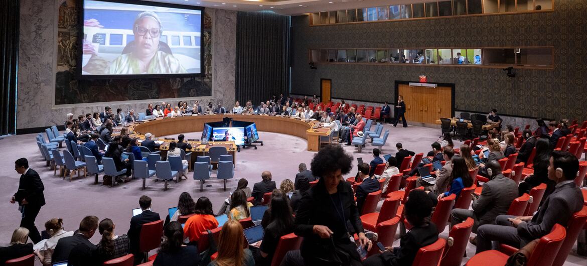 Reunião do Conselho de Segurança da ONU em Nova York, com a ganhadora do Prêmio Nobel da Paz, Leymah Gbowee, aparecendo em um telão para informar os delegados sobre mulheres, paz e segurança.