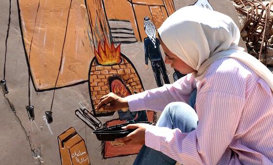 في غزة .. جنة ترسم الأمل على جدار منزلها المدمر