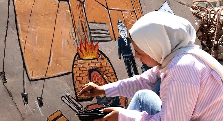 في غزة .. جنة ترسم الأمل على جدار منزلها المدمر