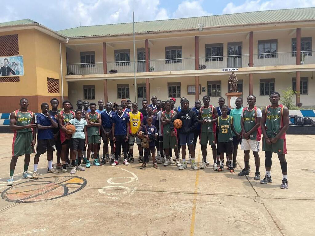 Los jugadores de baloncesto refugiados posan para una foto de equipo.
