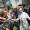 O Papa Leão XIV cumprimenta uma multidão durante sua visita à sede do Programa Mundial de Alimentos em Roma, Itália.