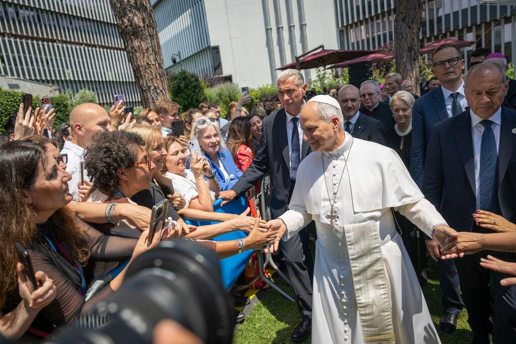 Papa Leo XIV akiwasalimia umati wa watu alipotembelea makao makuu ya Mpango wa Chakula Duniani huko Roma, Italia.
