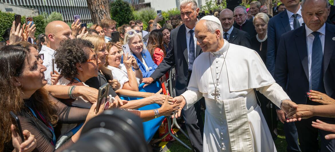 O Papa Leão XIV cumprimenta uma multidão durante sua visita à sede do Programa Mundial de Alimentos em Roma, Itália.