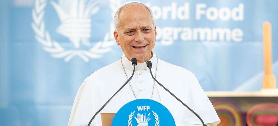 O Papa Leão XIV discursa em um pódio durante uma visita à sede do Programa Mundial de Alimentos em Roma, Itália.