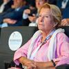 A diplomata portuguesa idosa Ana Martinho assiste a um evento formal sentada na plateia.