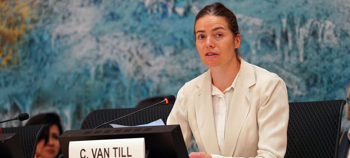 Mme Céline van Till, athlète paralympique, s'adresse au Conseil des droits de l'homme depuis la tribune de l' ONU à Genève.