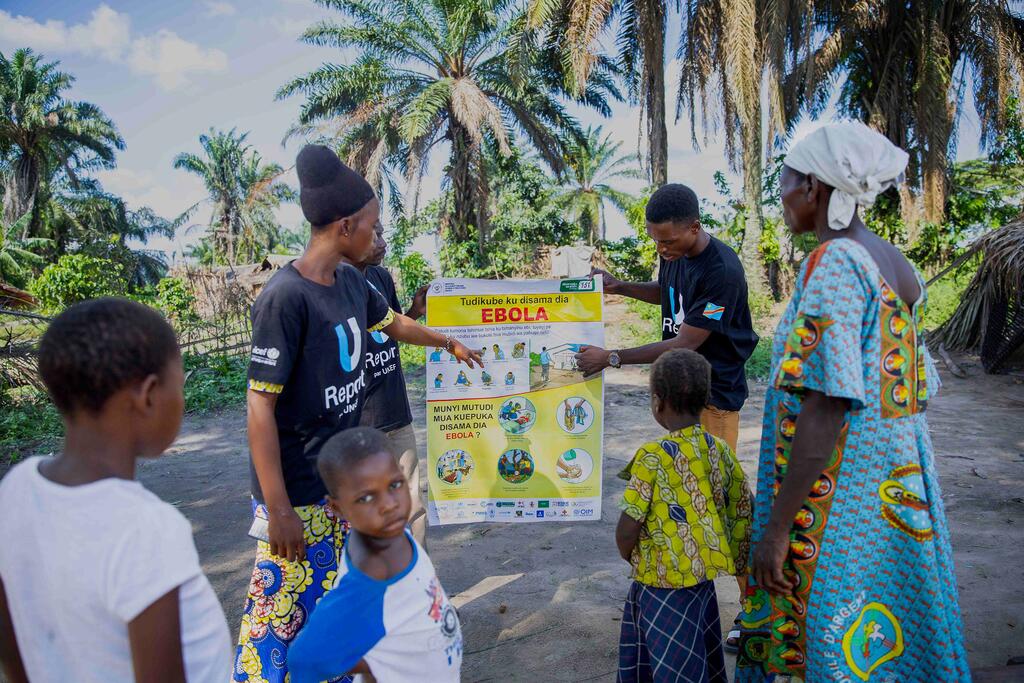 Des reporters d'U-Reporters en RDC sensibilisent un groupe communautaire du village de Bulape à Ebola.