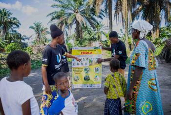 Des reporters d'U-Reporters en RDC sensibilisent un groupe communautaire du village de Bulape à Ebola.