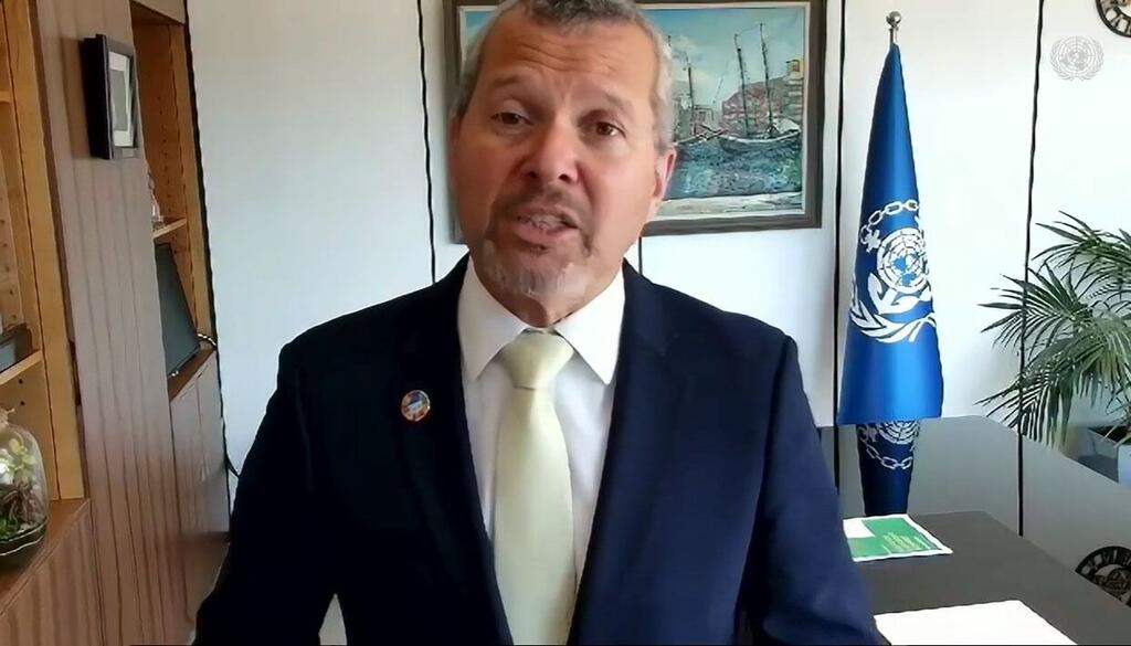 Arsenio Dominguez, secrétaire général de l'Organisation maritime internationale, prend la parole lors d'une conférence de presse.