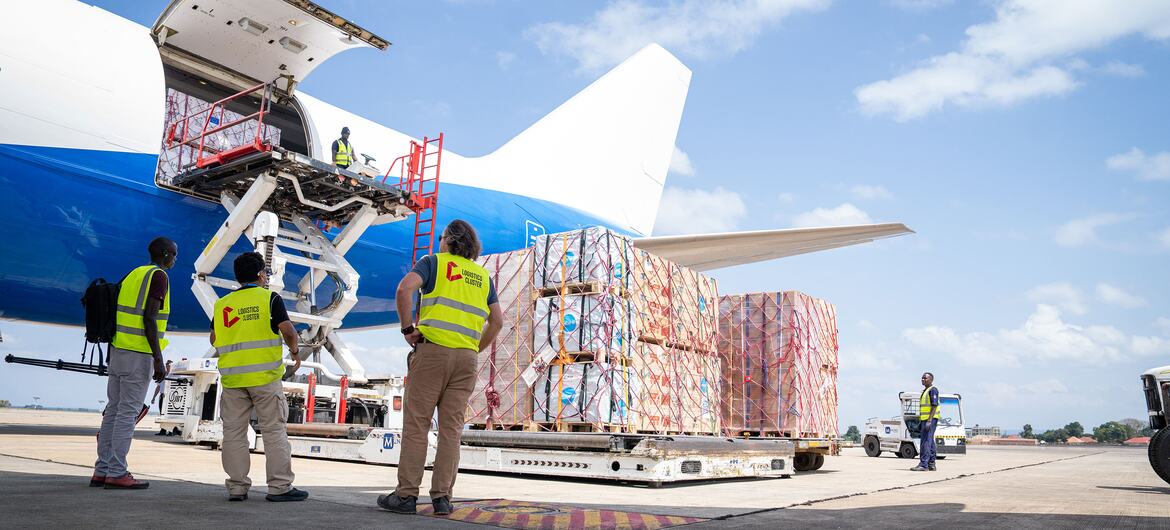 Personal del PMA descarga suministros de ayuda de emergencia de un avión C-130 en el Aeropuerto Internacional de Entebbe, en Uganda, como parte de la respuesta al ébola en la República Democrática del Congo.