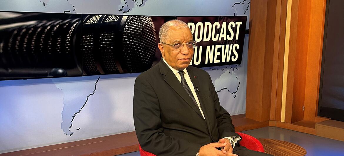 O embaixador angolano Francisco José da Cruz está sentado em uma cadeira vermelha durante uma entrevista para um podcast em um estúdio de notícias.