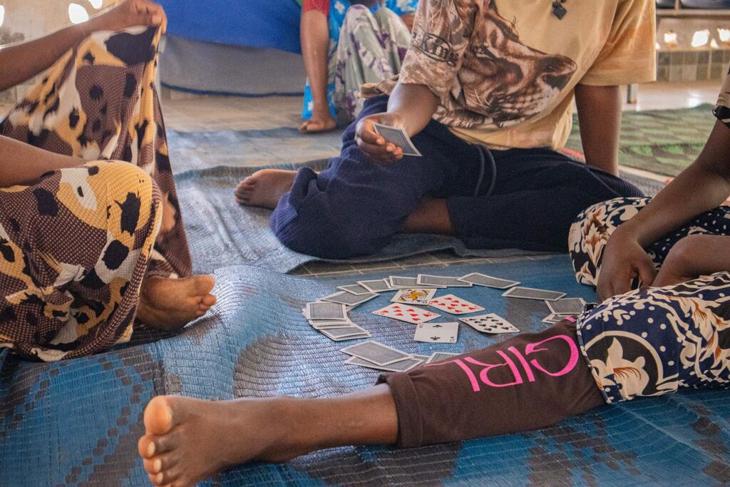 Watoto hucheza karata kwenye mkeka katika kambi ya misaada huko Djibouti.