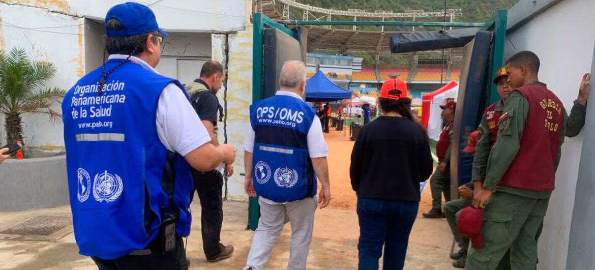 Personal sanitario de la OPS y la OMS camina por la entrada de un estadio dañado en Caracas, Venezuela, como parte de la respuesta de emergencia a los terremotos.