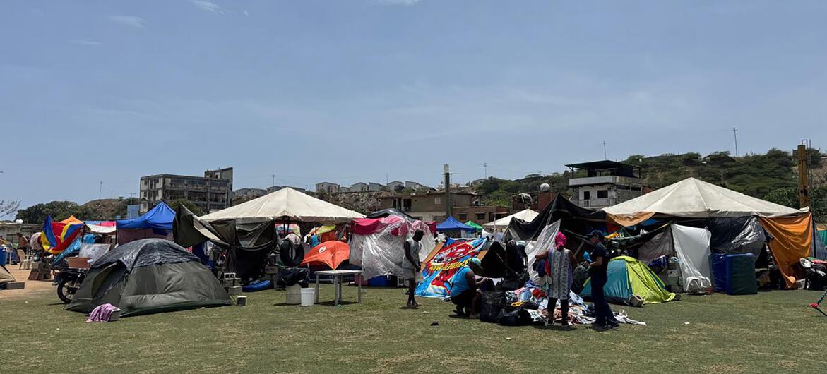 En el estadio César Nieves de La Guaira, decenas de familias desplazadas por los terremotos se alojan en refugios provisionales.
