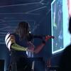 Un violinista con inteligencia artificial y brazo robótico actúa en el escenario del encuentro mundial sobre gobernanza de la IA en Ginebra.