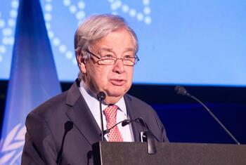 Katibu Mkuu UN António Guterres akizungumza katika jukwaa wakati wa kikao cha ufunguzi wa Mazungumzo ya Kimataifa kuhusu Utawala wa AI huko Geneva, Uswisi.