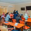 Kipindi cha mafunzo ya vijana UNDP nchini Tanzania, huku washiriki wakiwa wameketi kwenye madawati darasani wakimsikiliza mzungumzaji aliye mbele.