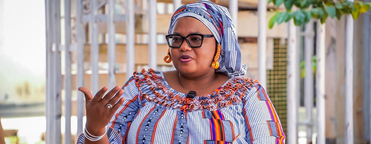 Halimatou Salissiou, une militante, prend la parole lors d'un événement à Dakar, au Sénégal.