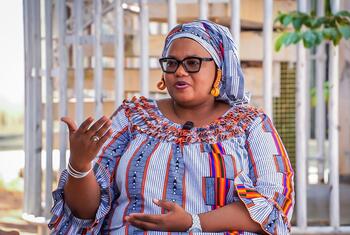 Halimatou Salissiou, une militante, prend la parole lors d'un événement à Dakar, au Sénégal.