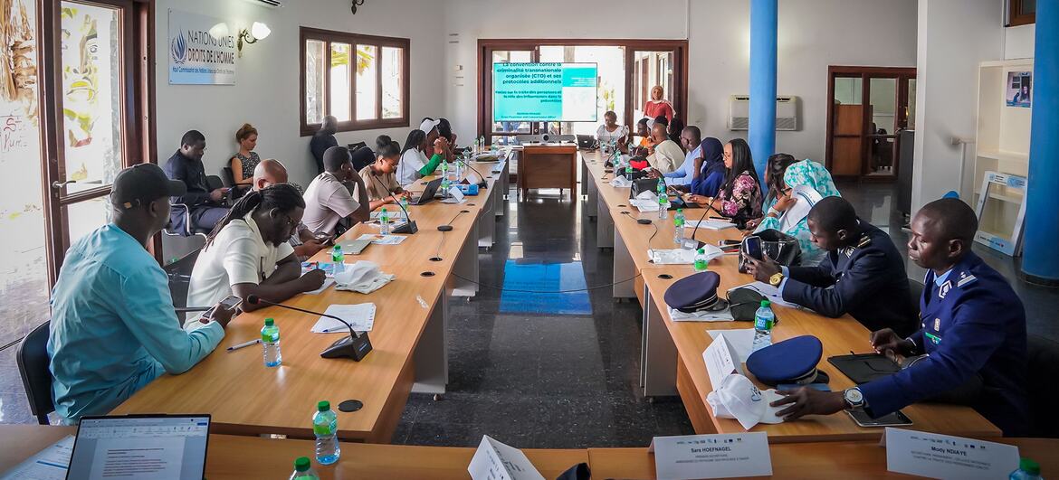 Les participants à une retraite régionale pour créateurs de contenu se réunissent dans une salle de conférence à Dakar.