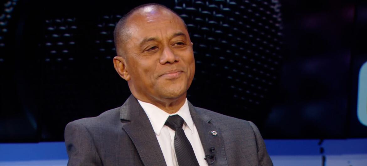 O político português Dionísio Babo Soares aparece em uma entrevista em um estúdio de televisão, vestindo um terno cinza e gravata.