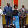 Serigne Gueye et Angeline Ndayishimiye reçoivent le Prix des ONU pour la population lors d'une cérémonie.