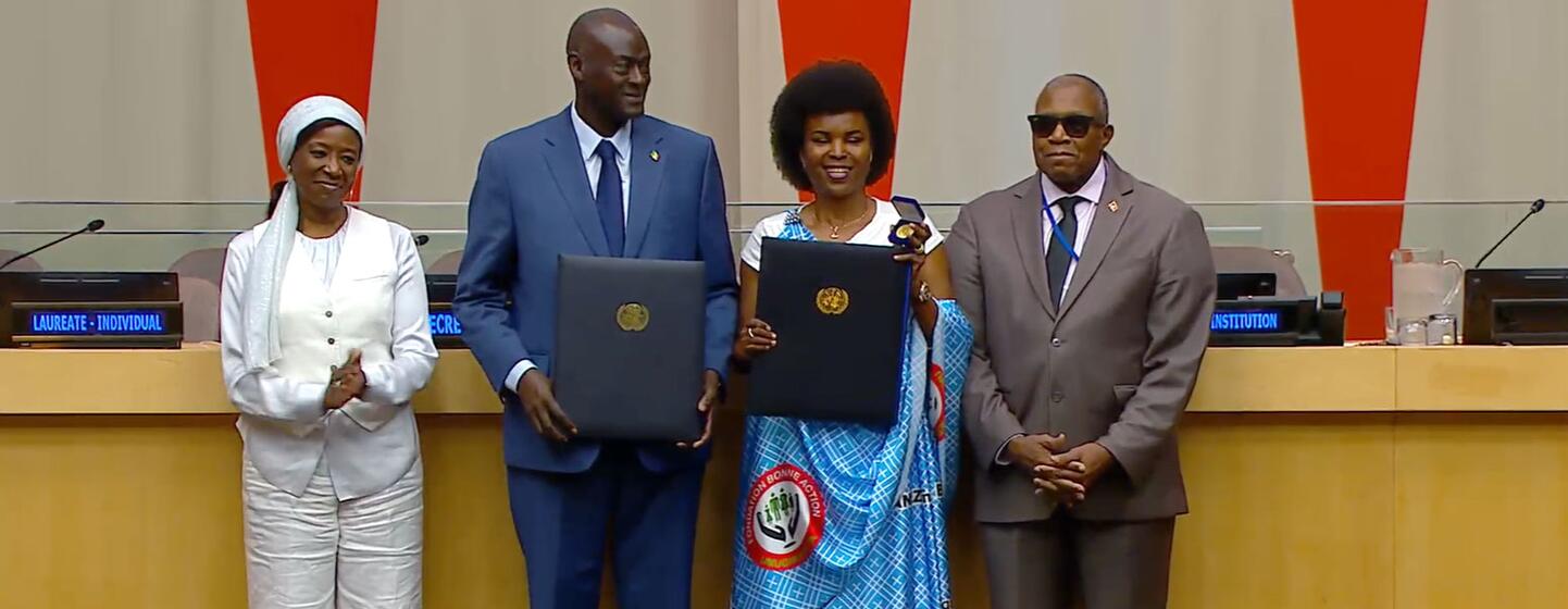 Serigne Gueye et Angeline Ndayishimiye reçoivent le Prix des ONU pour la population lors d'une cérémonie.
