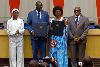 Serigne Gueye et Angeline Ndayishimiye reçoivent le Prix des ONU pour la population lors d'une cérémonie.