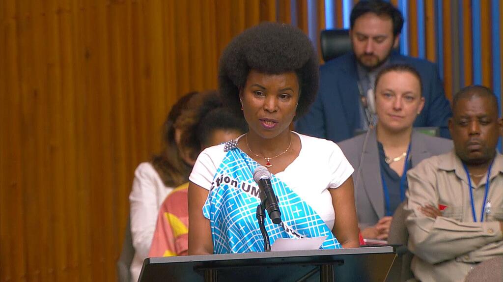 Angeline Ndayishimiye akizungumza jukwaani wakati wa hafla ya UNFPA nchini Burundi.