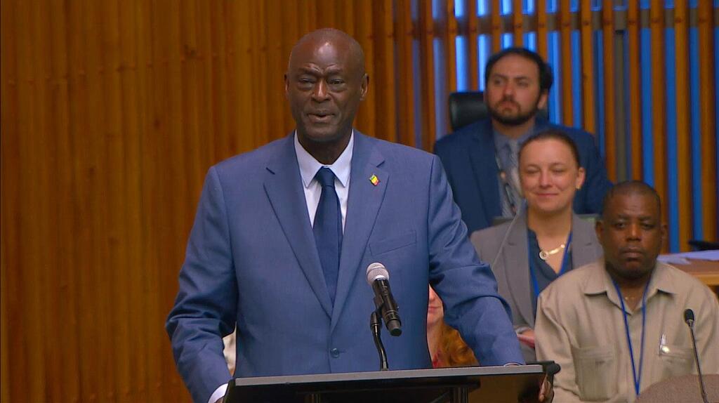 Profesa Serigne Gueye akizungumza jukwaani wakati wa sherehe ya tuzo UNFPA .