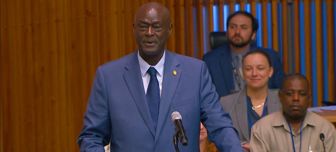 Professor Serigne Gueye speaks at a podium during a UNFPA award ceremony.