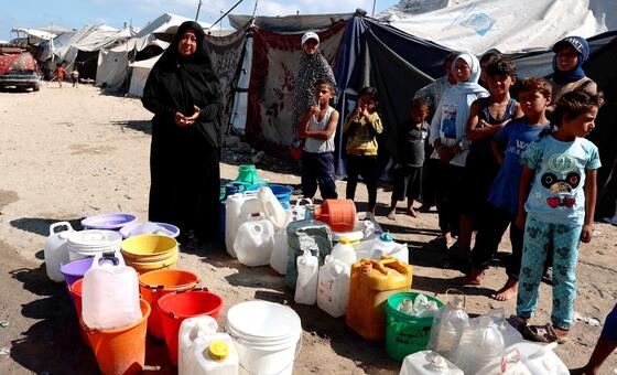 البحث عن مياه الشرب يتحول إلى معاناة يومية للنازحين في غزة
