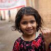 پاکستان میں UNICEF مہم میں خسرہ کی ویکسینیشن حاصل کرنے کے بعد ایک نوجوان لڑکی فخر سے اپنی انگلی پر جامنی رنگ کی سیاہی کا نشان دکھا رہی ہے۔